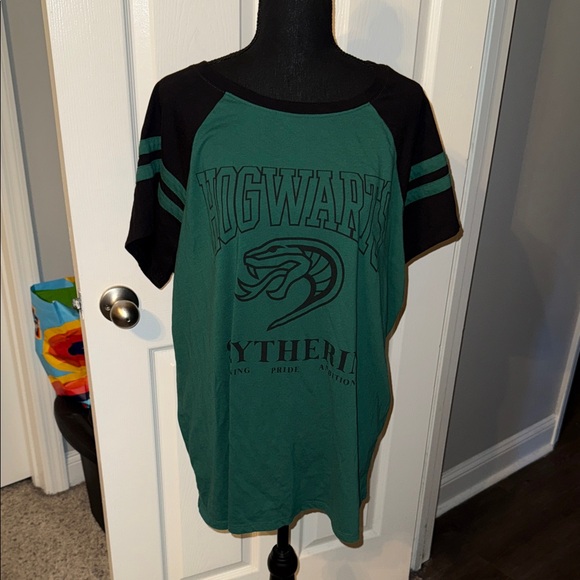 🖤TORRID HOGWARTS SLYTHRIN GREEN/BLK TOP SIZE 3X🖤 - Picture 2 of 8